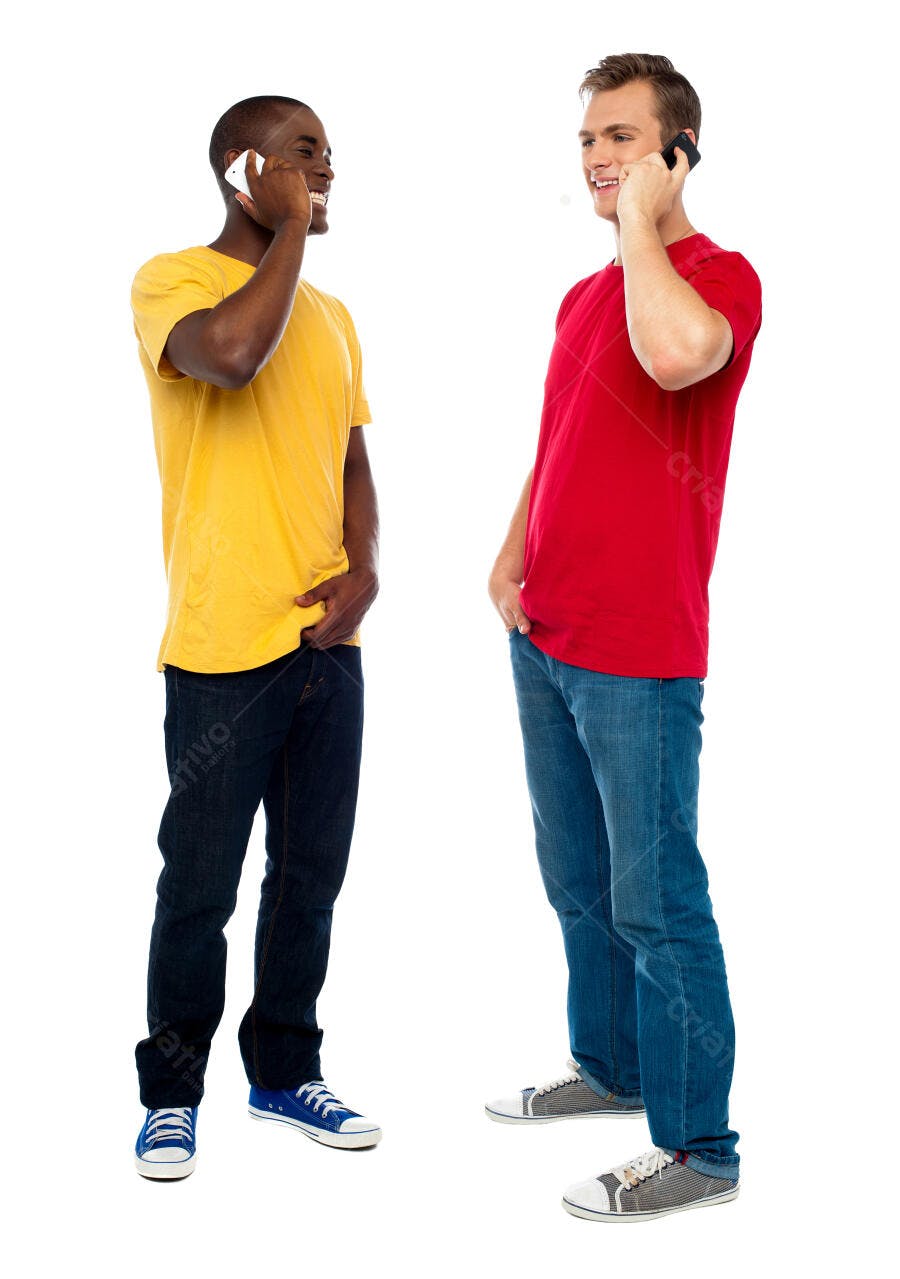 Dois amigos conversando ao celular