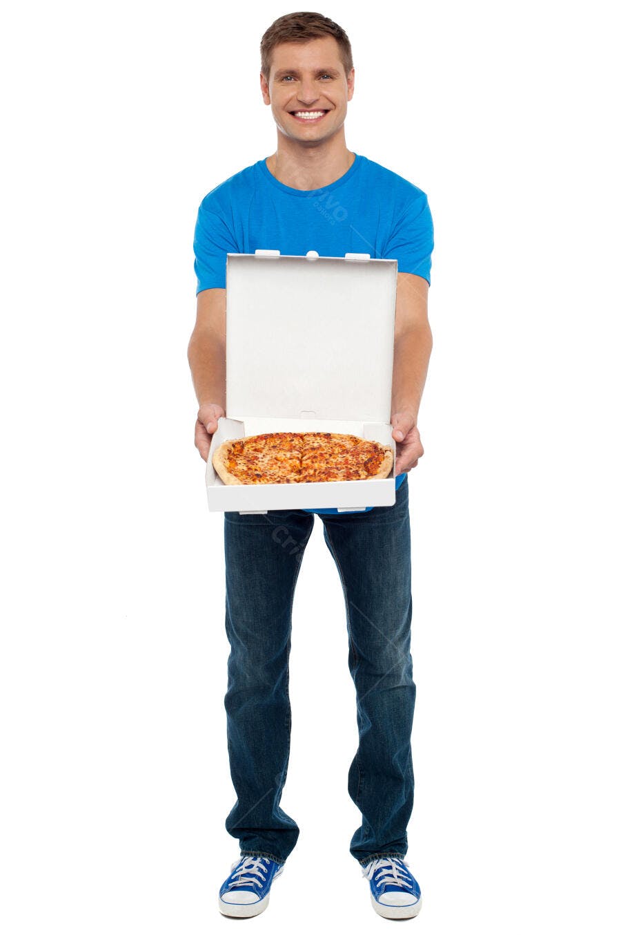 Homem sorrindo com pizza em caixa