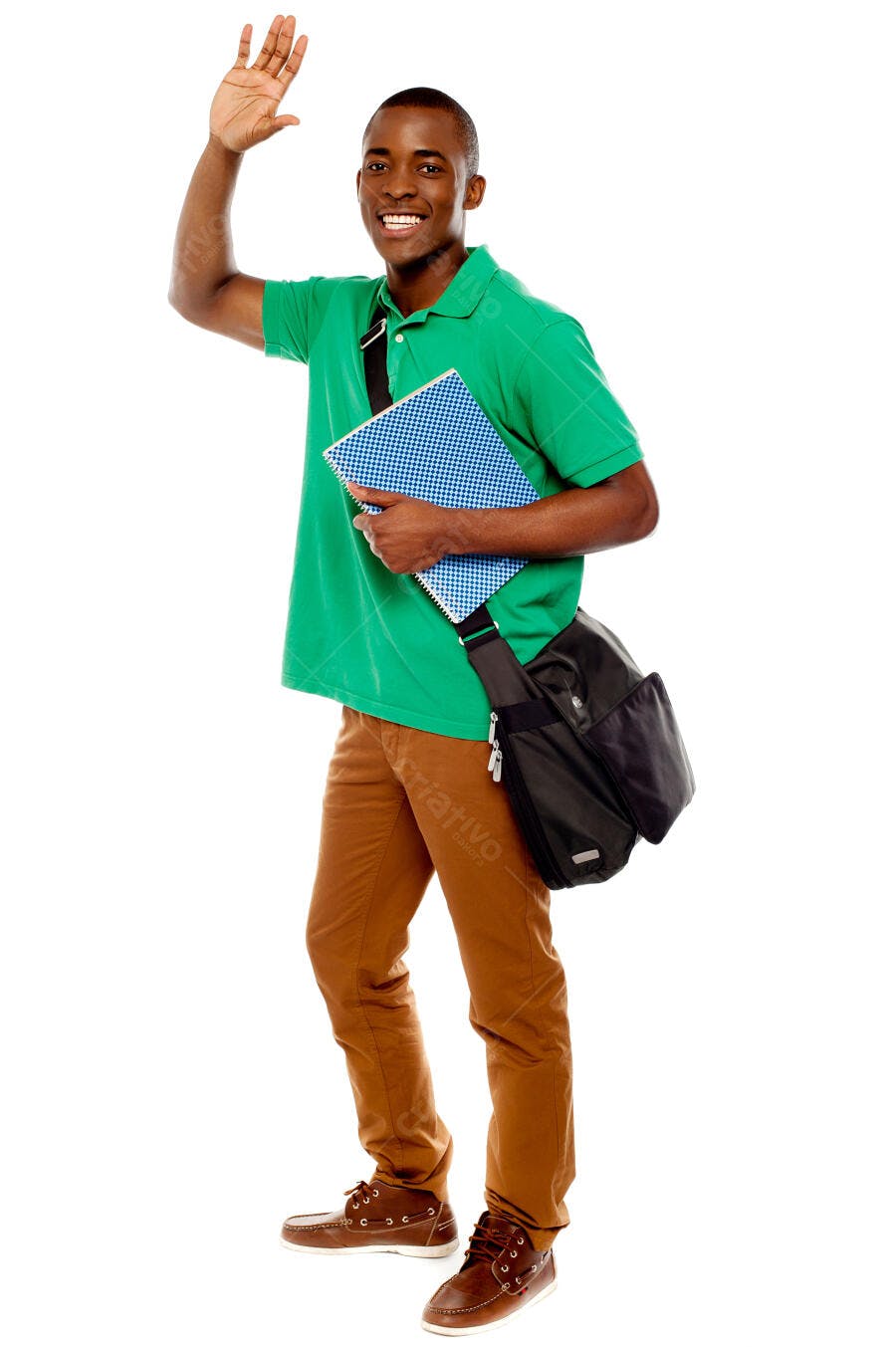 Estudante afro-americano acenando com caderno e mochila