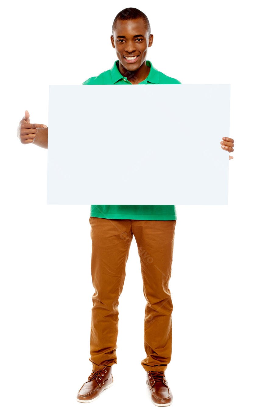 Homem negro segurando cartaz branco fundo branco