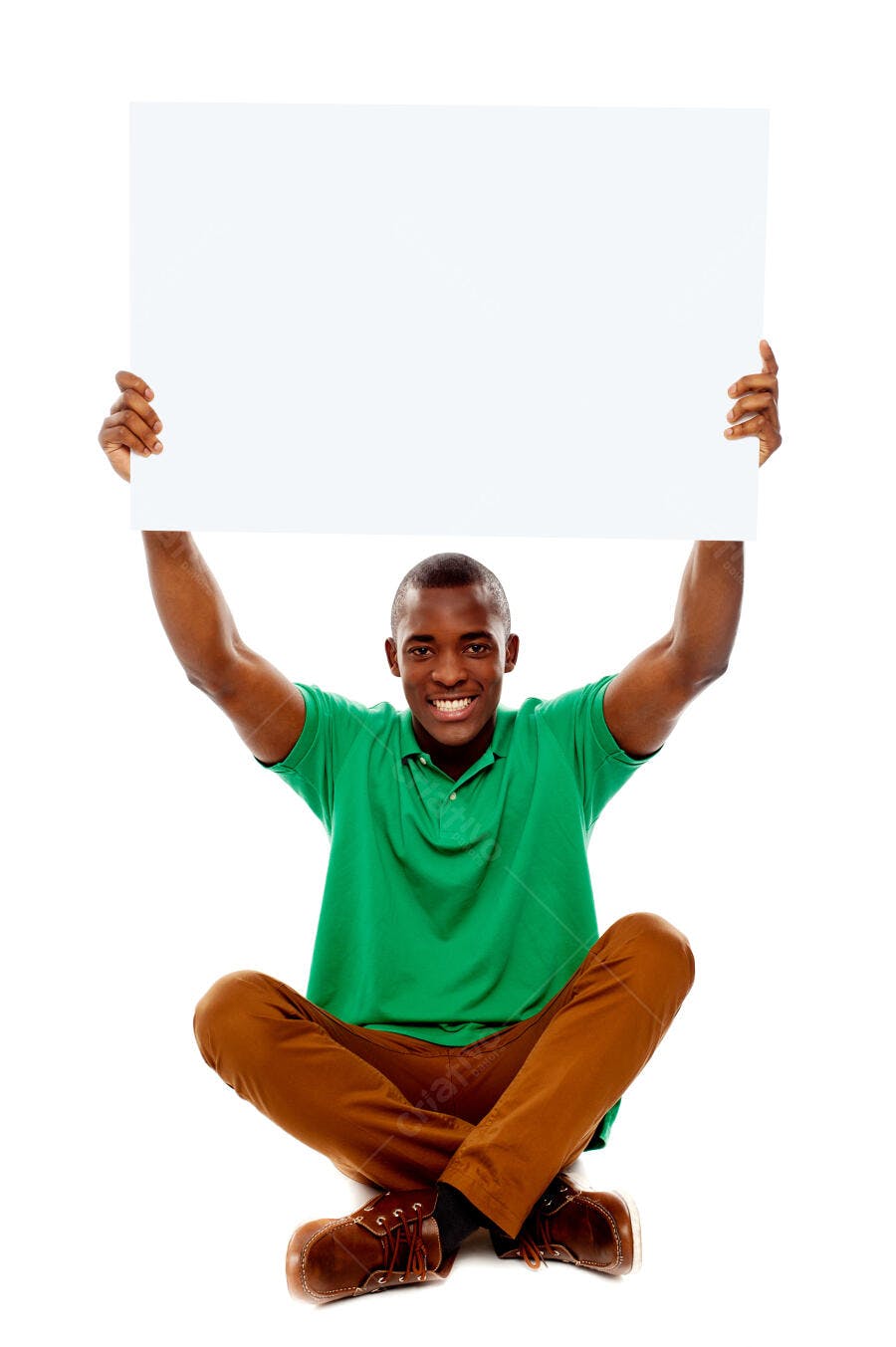 Homem negro segurando cartaz branco