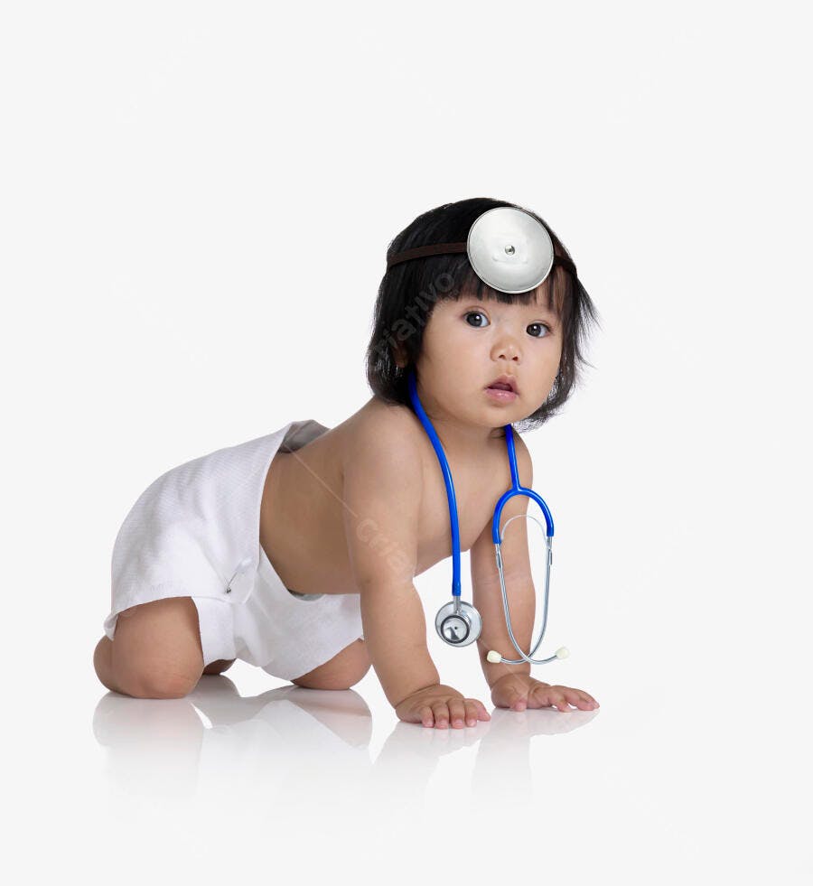 Bebê asiática vestida de médica