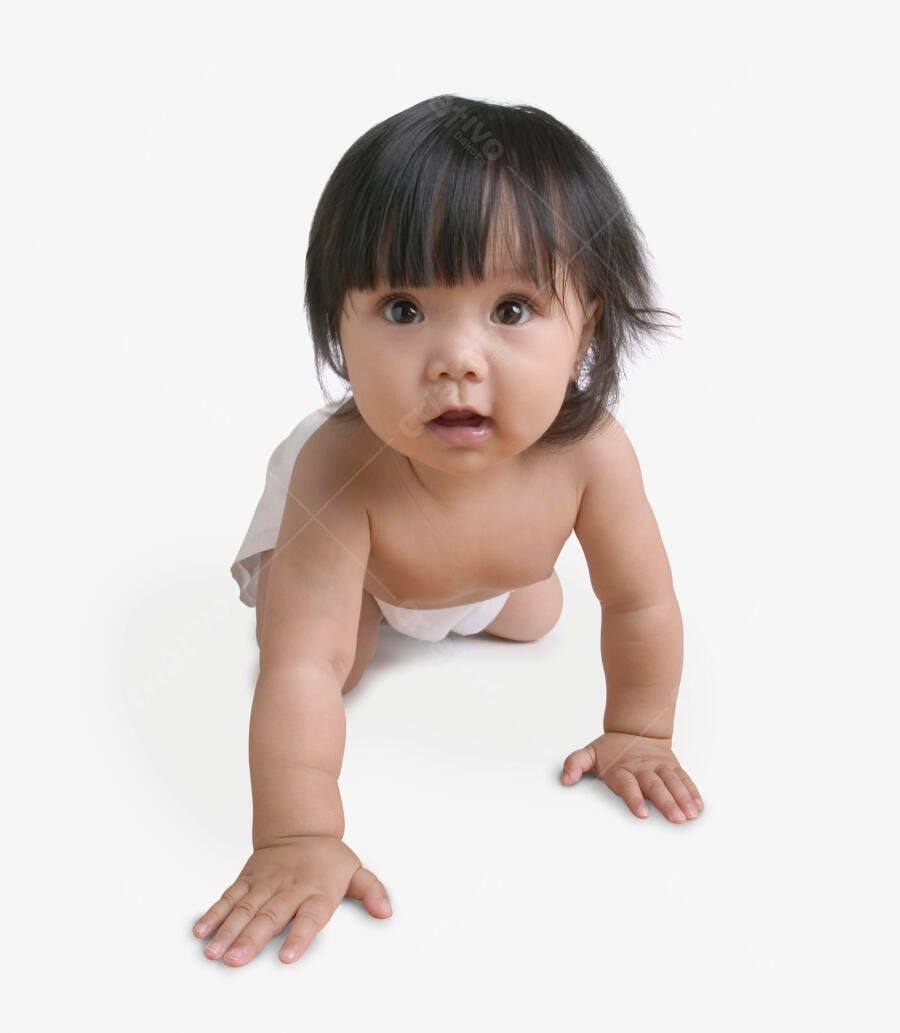 Bebê asiático engatinhando fundo branco
