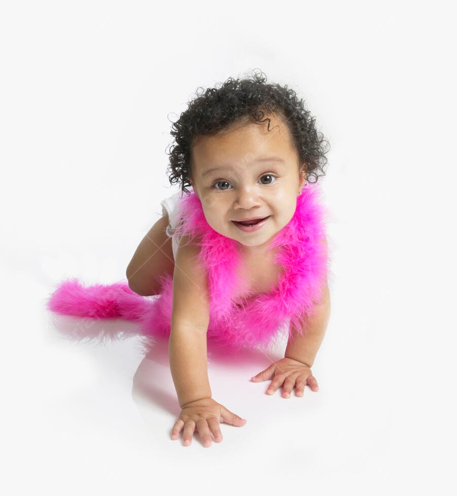 Bebê sorrindo com plumas rosa