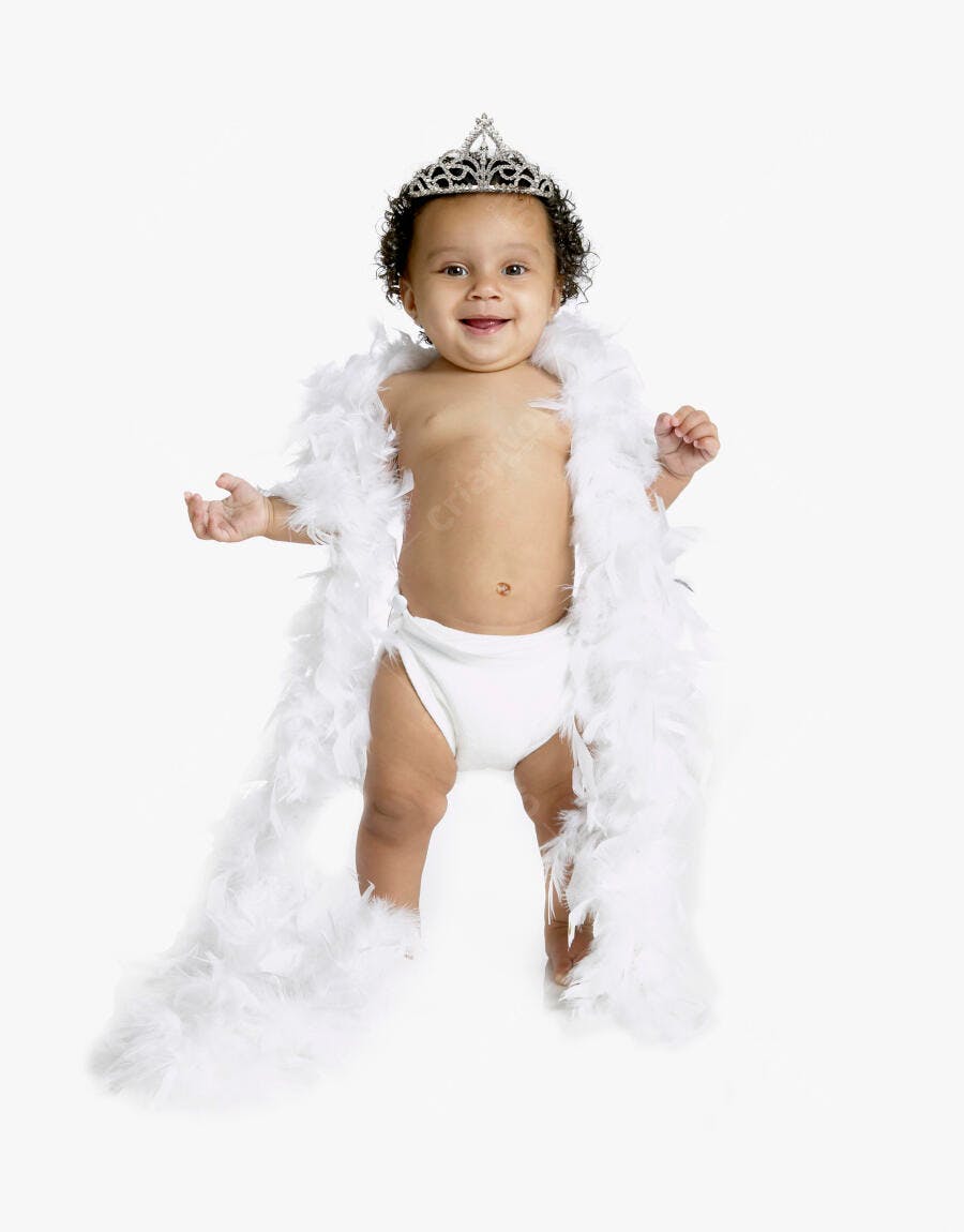 Bebê com coroa e plumas brancas