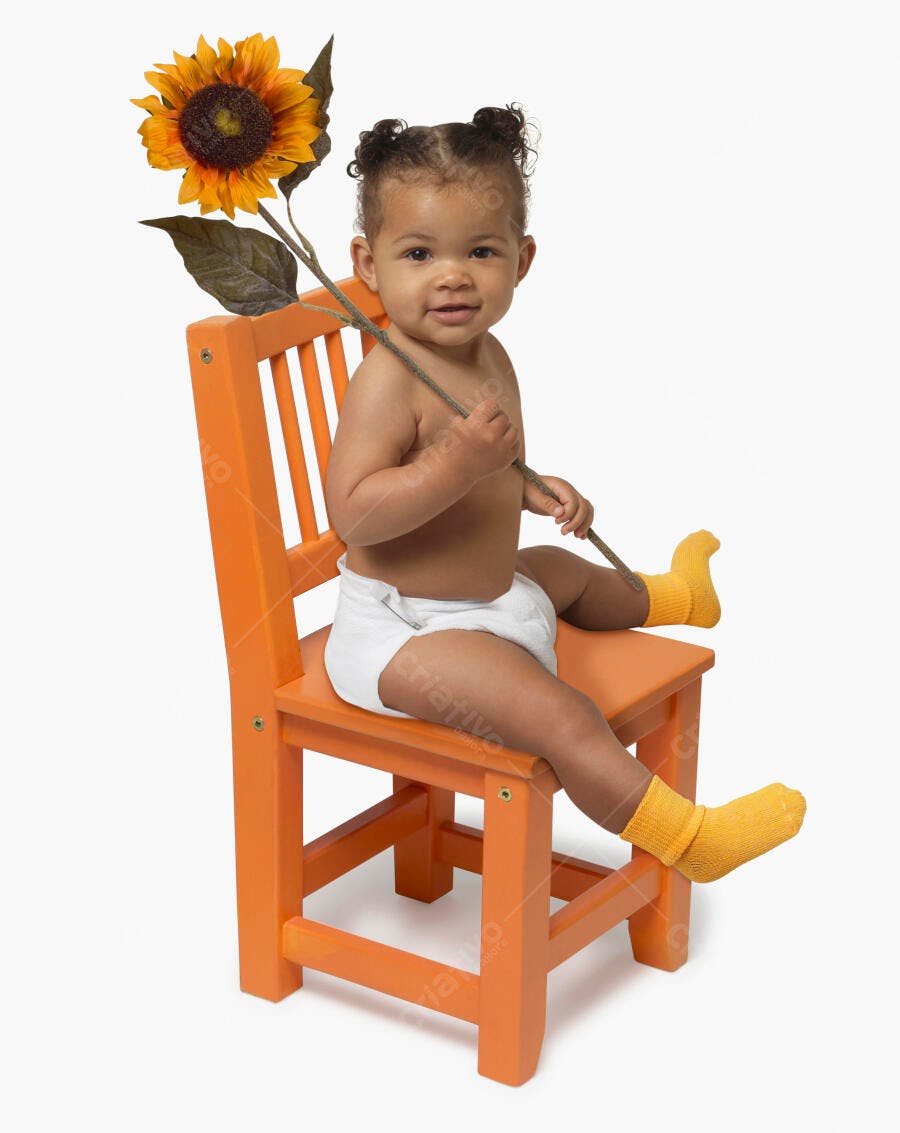 Bebê com girassol em cadeira laranja