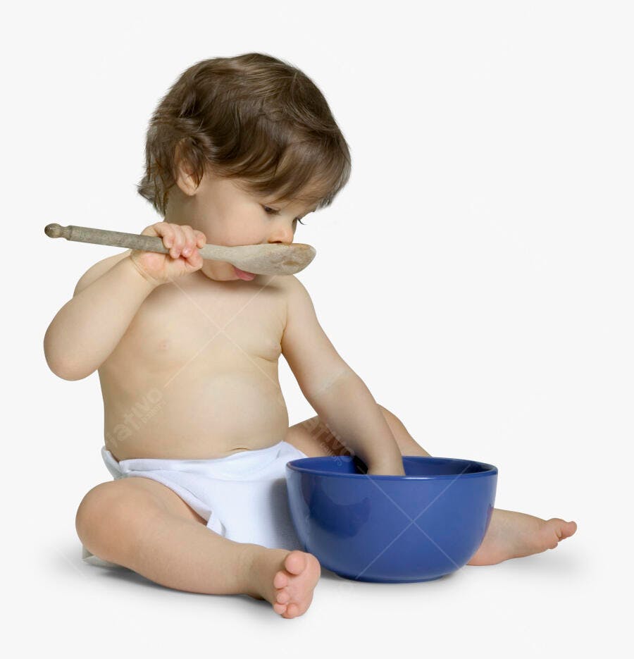 Bebê brincando com colher de madeira e tigela azul