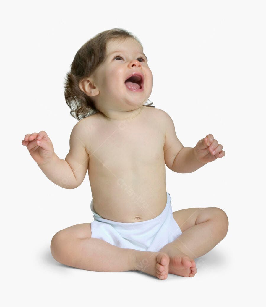 Bebê feliz sentado fundo branco