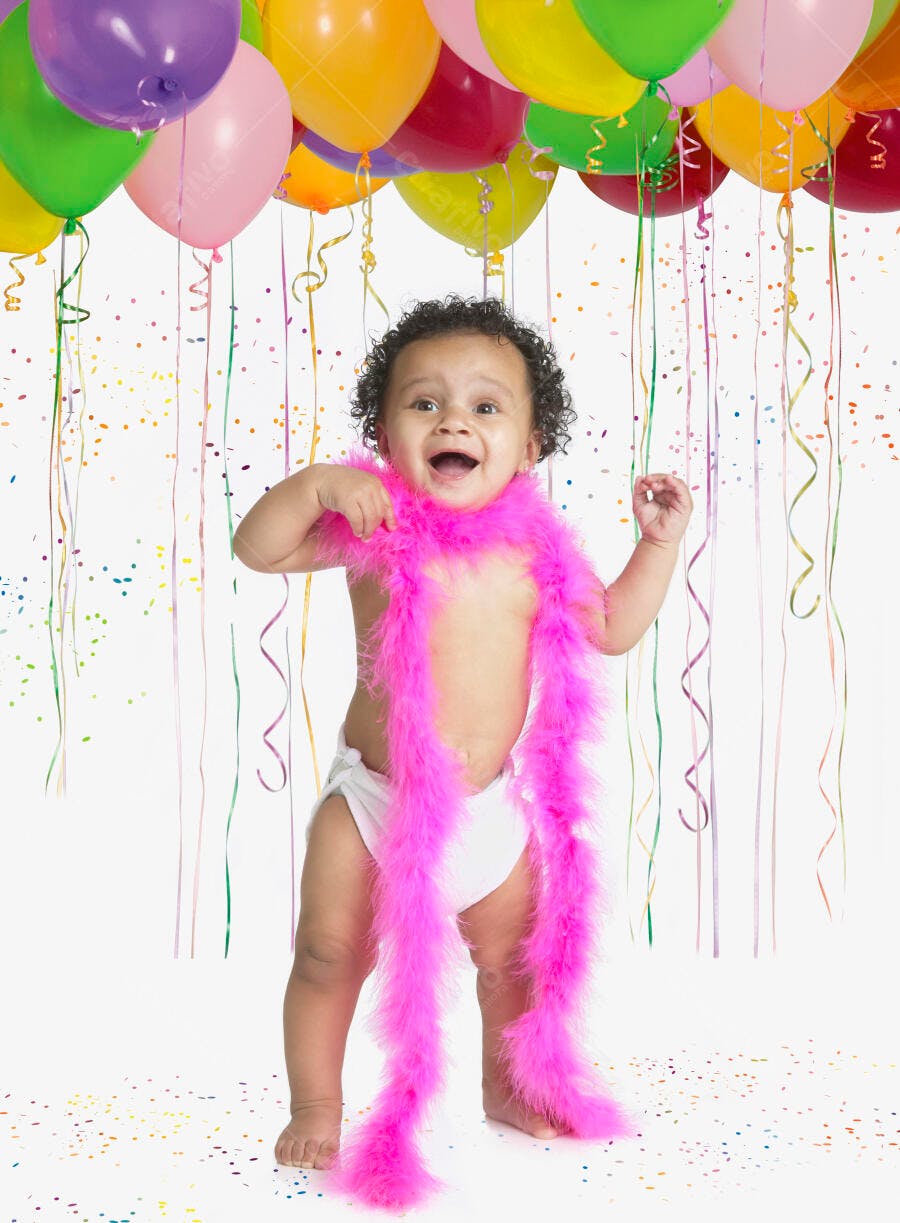 Bebê feliz em festa de aniversário
