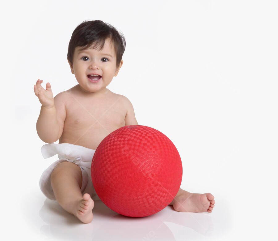 Bebê feliz com bola vermelha