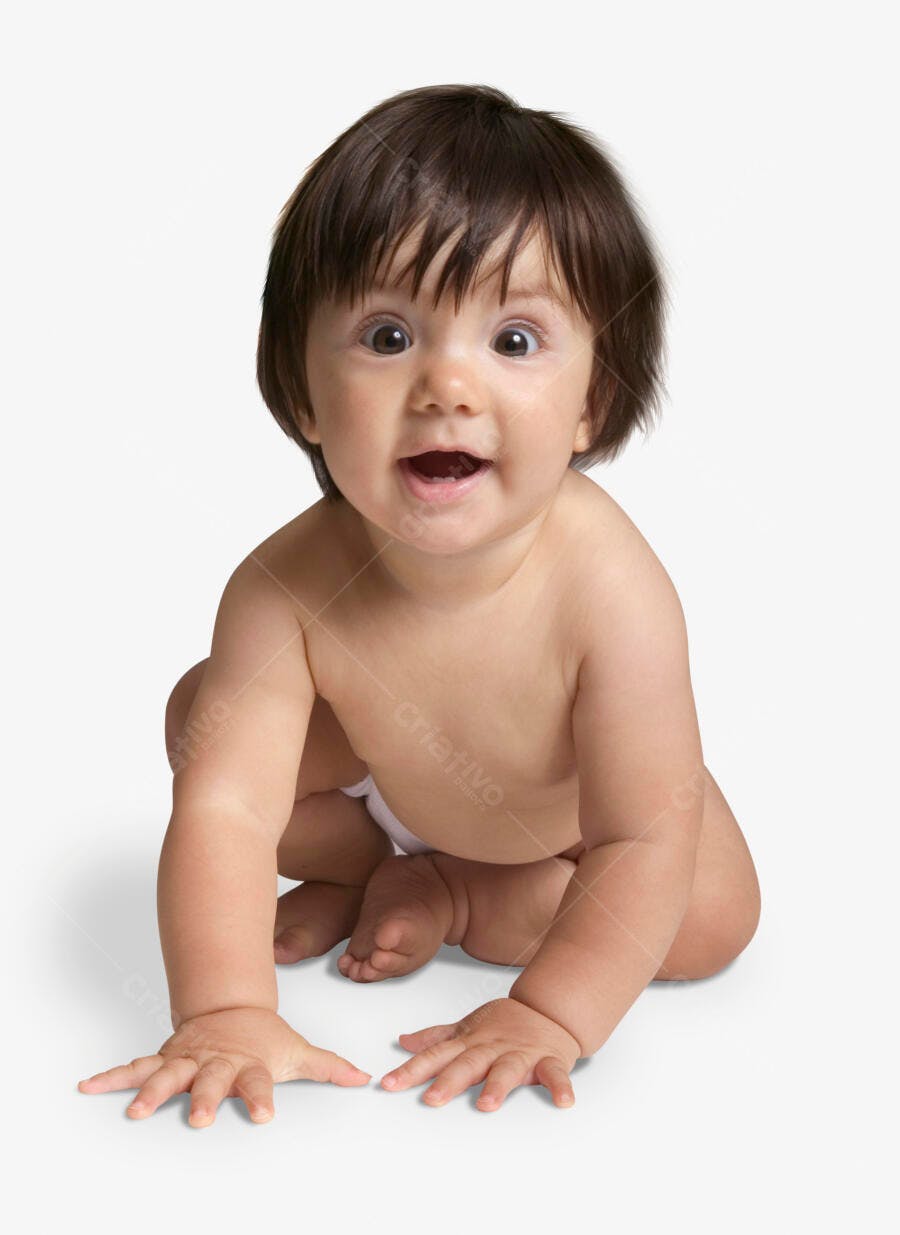 Bebê sorrindo em pose de engatinhar