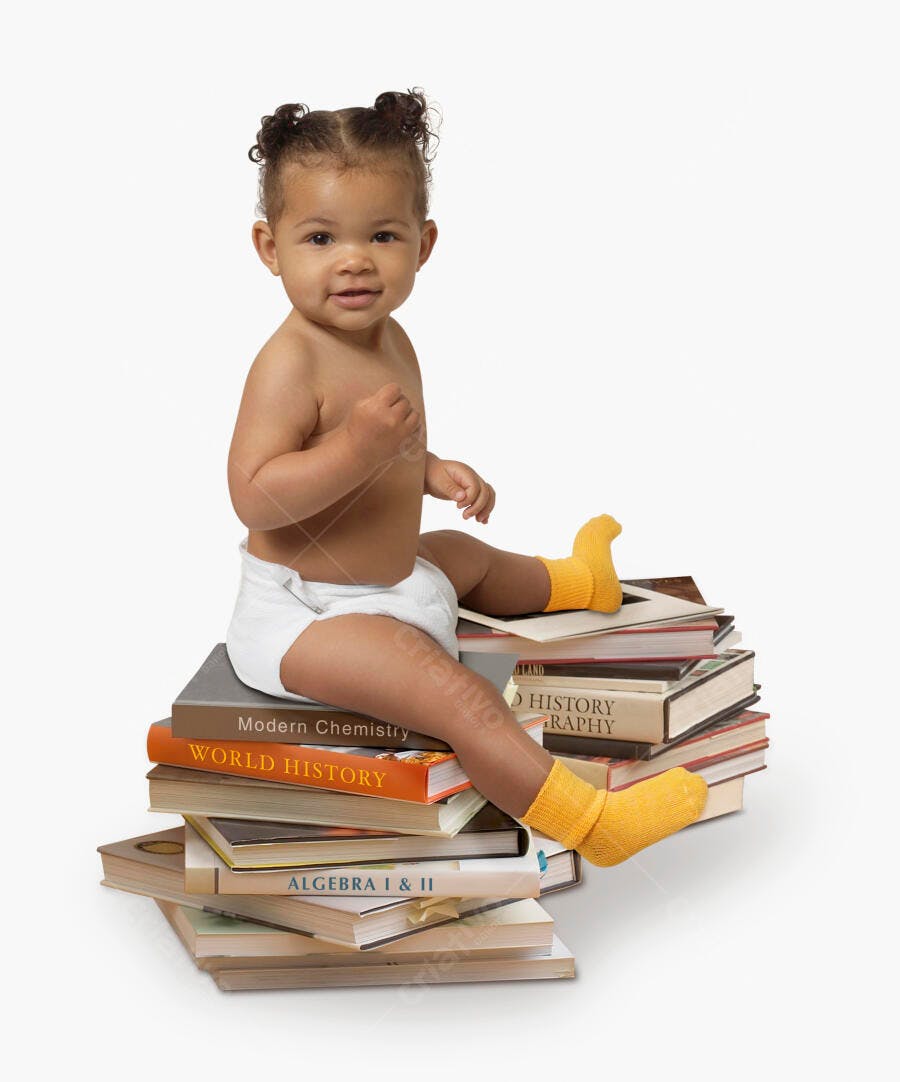 Bebê negra sentada em pilha de livros