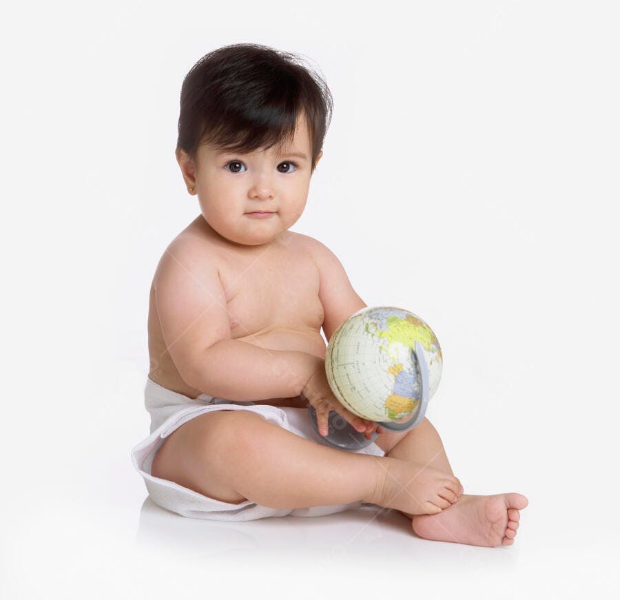 Bebê com globo terrestre em fundo branco