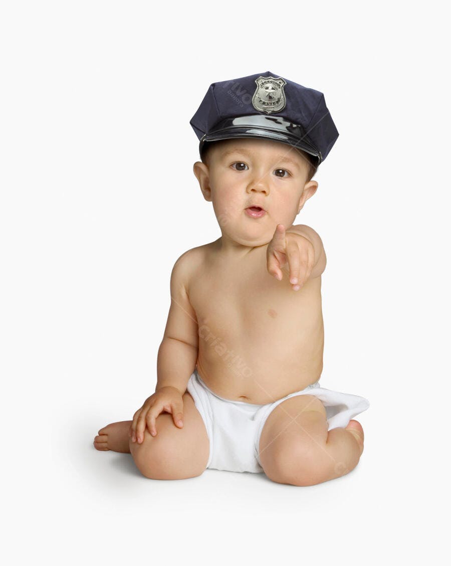 Bebê com chapéu de policial apontando