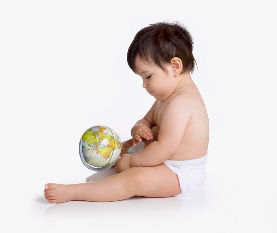 Bebê explorando globo terrestre