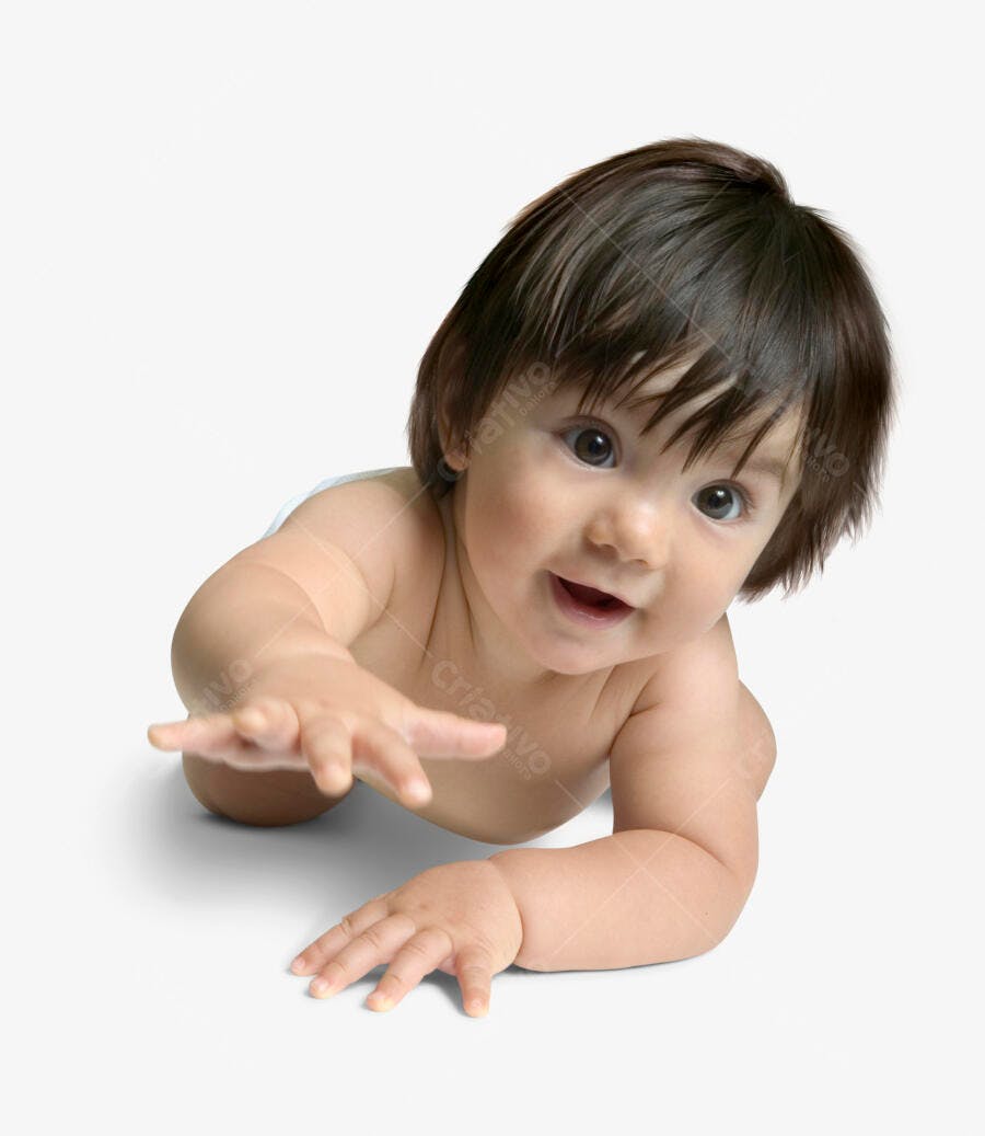 Bebê sorrindo de bruços fundo branco
