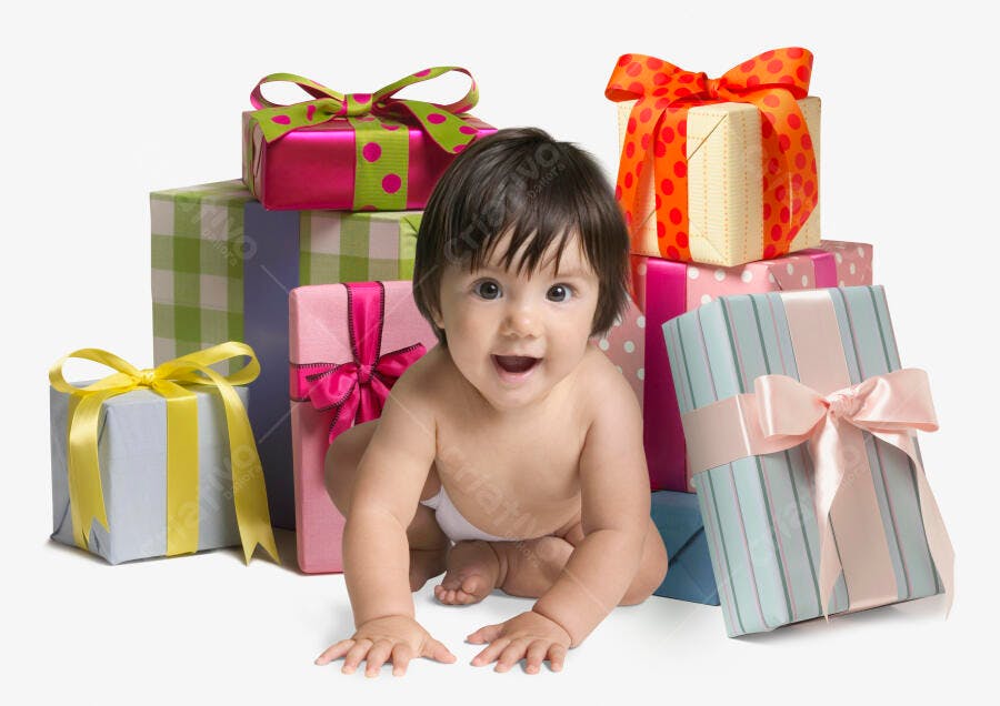 Bebê feliz com muitos presentes coloridos