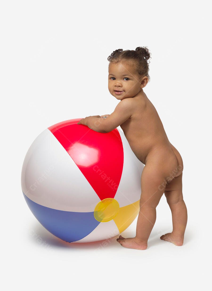 Bebê com bola de praia colorida