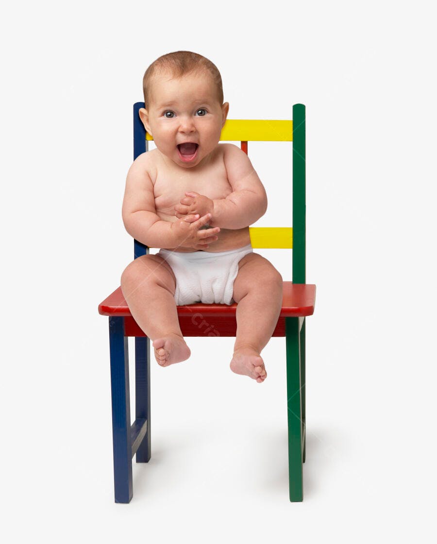 Bebê feliz sentado em cadeira colorida
