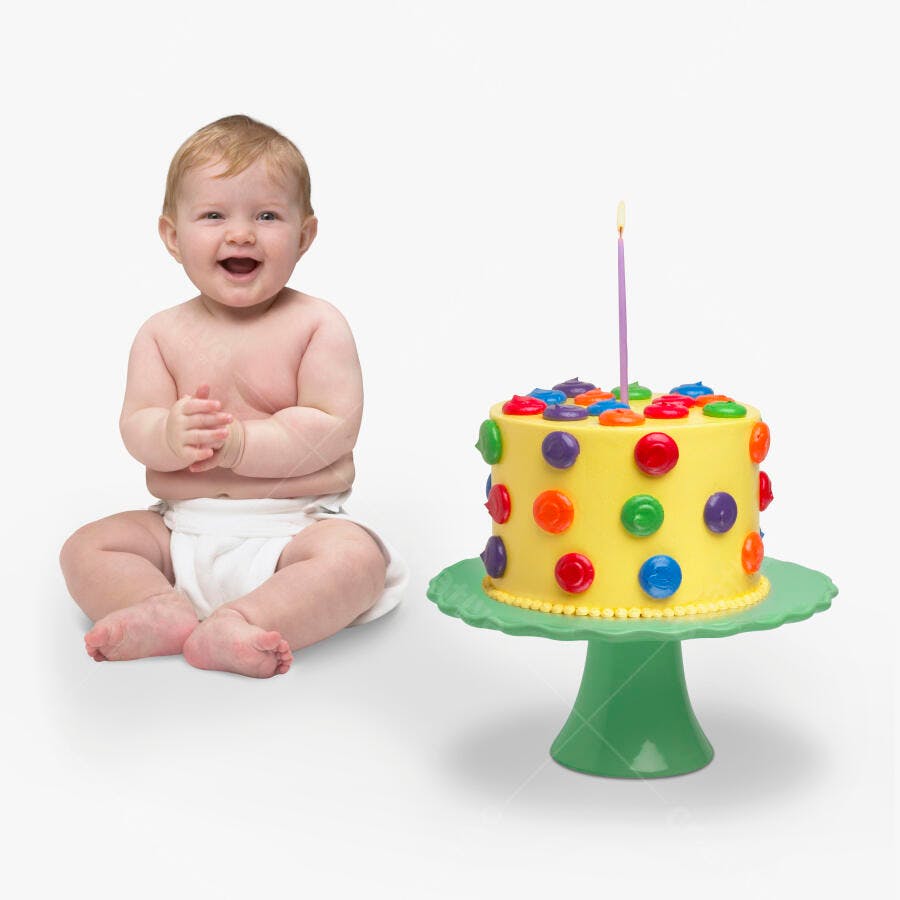 Bebê feliz com bolo de aniversário colorido