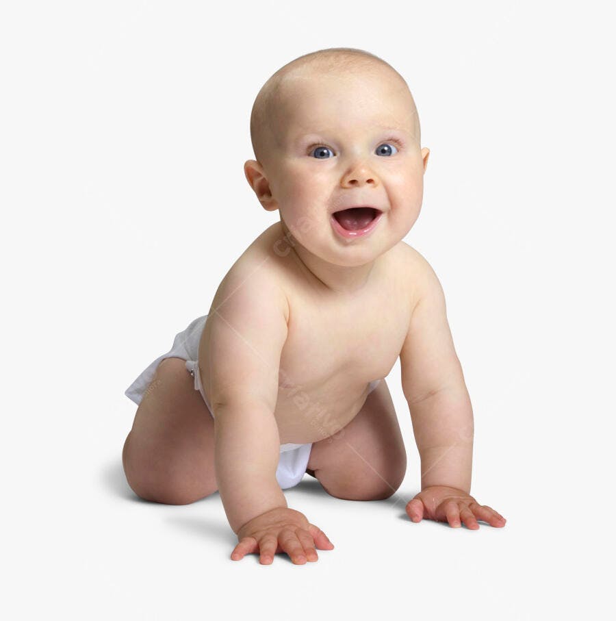 Bebê engatinhando feliz fundo branco