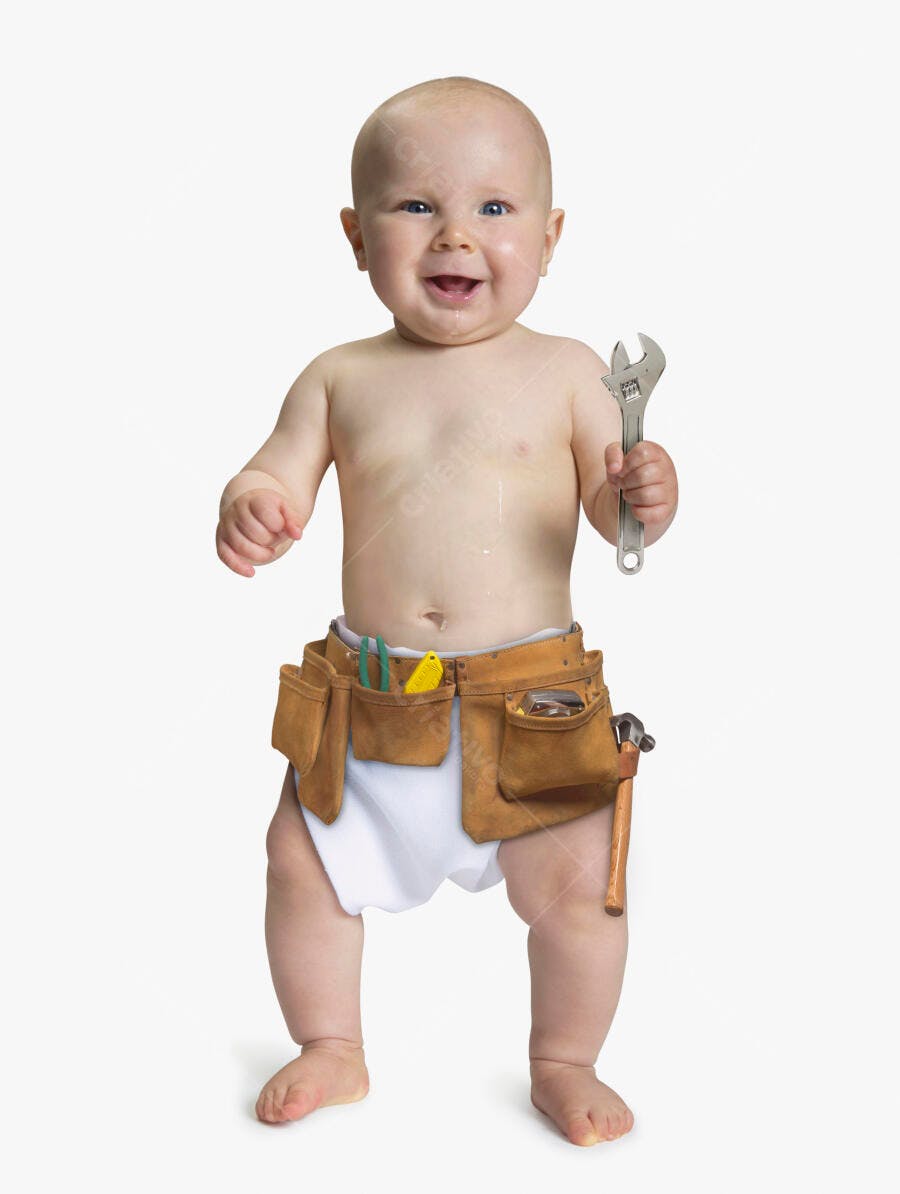 Bebê feliz com ferramentas de trabalho