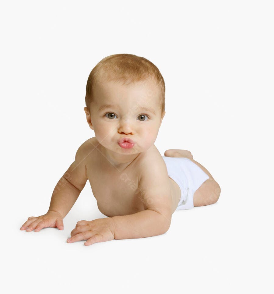 Bebê fazendo bico de boca fundo branco