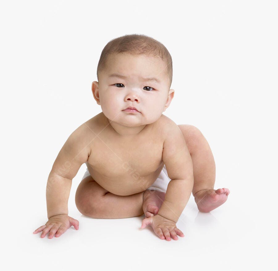 Bebê asiático em pose de engatinhar