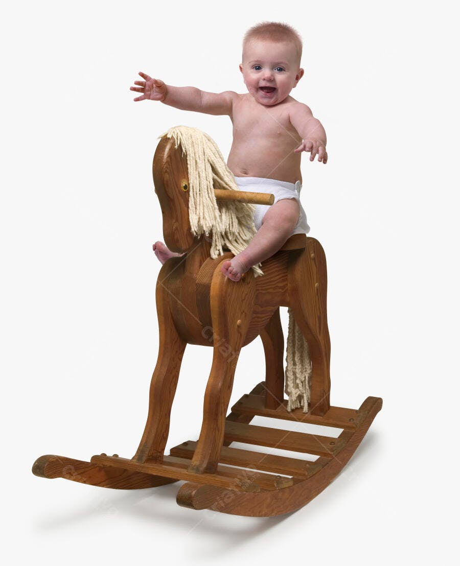 Bebê feliz em cavalinho de madeira