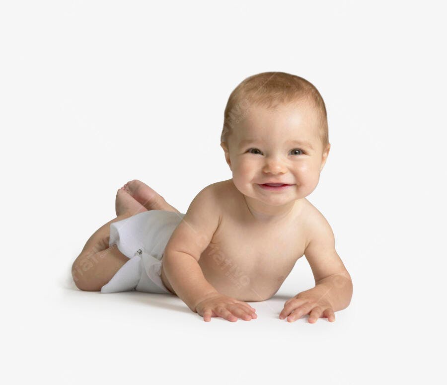 Bebê feliz de fralda branca sorrindo