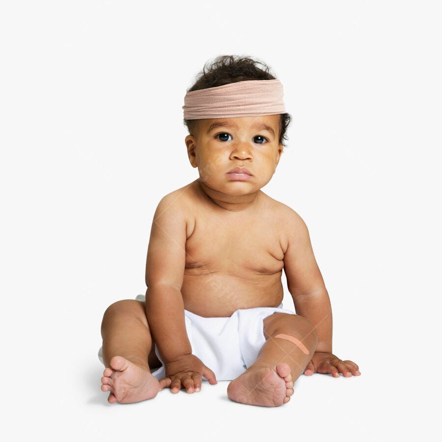 Bebê afro-americano com curativo sentado