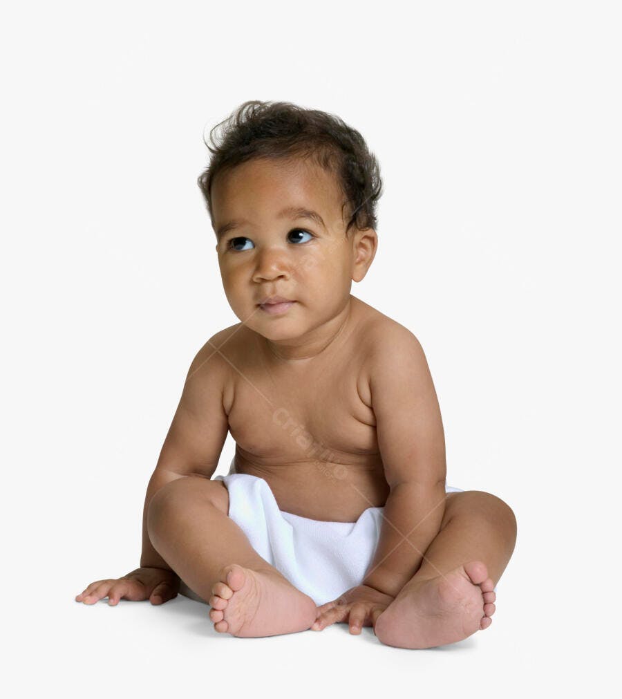 Bebê negro sentado em fundo branco