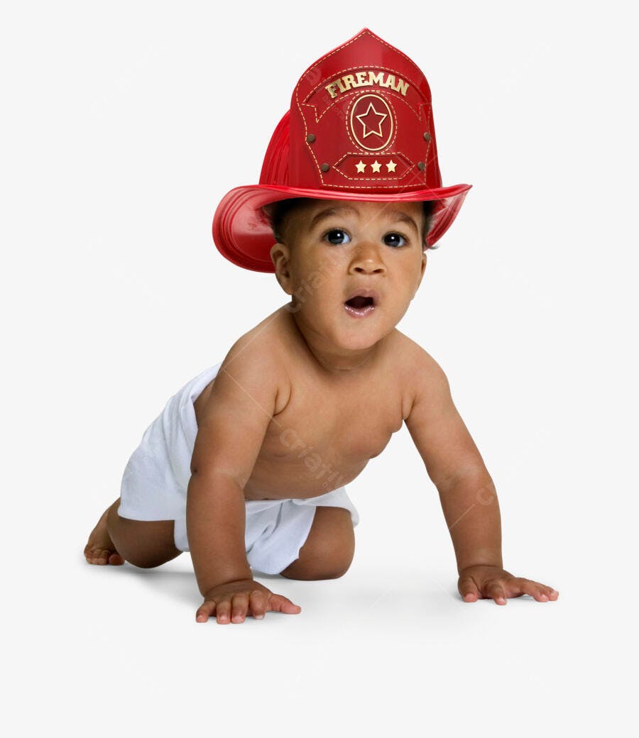 Bebê negro engatinhando com chapéu de bombeiro