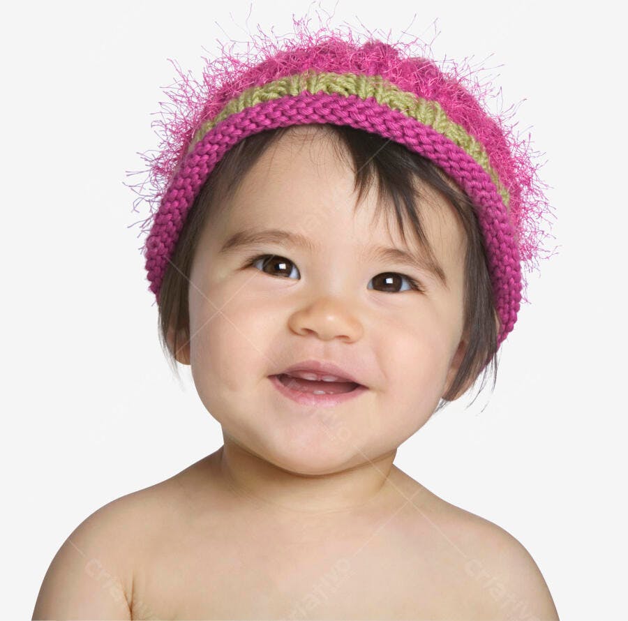 Bebê sorridente usando gorro rosa e verde