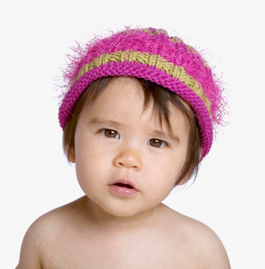 Bebê com gorro rosa e verde claro