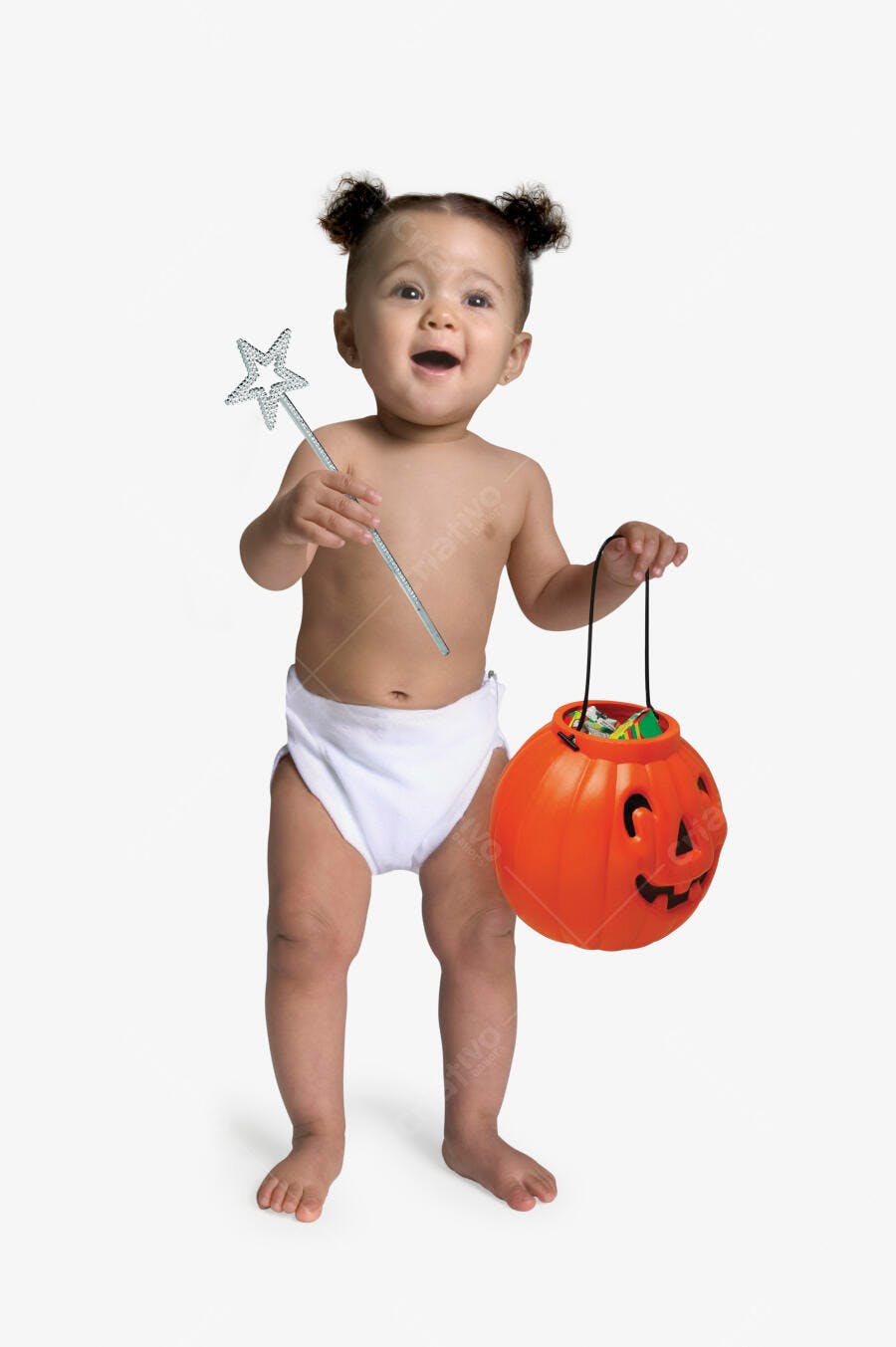 Bebê com varinha e abóbora Halloween