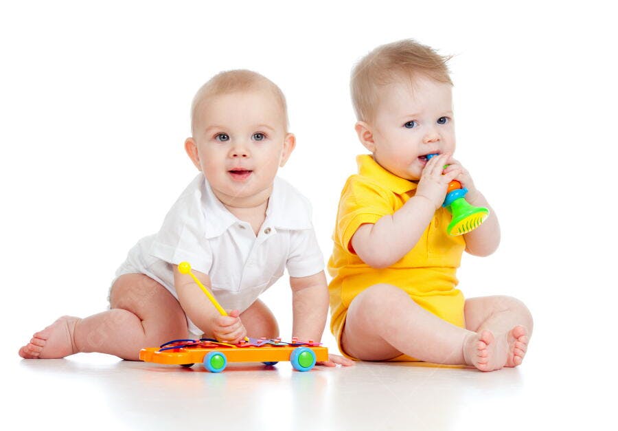Bebês brincando com brinquedos coloridos