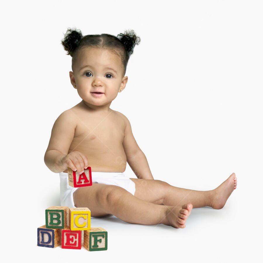 Bebê brincando com blocos de letras