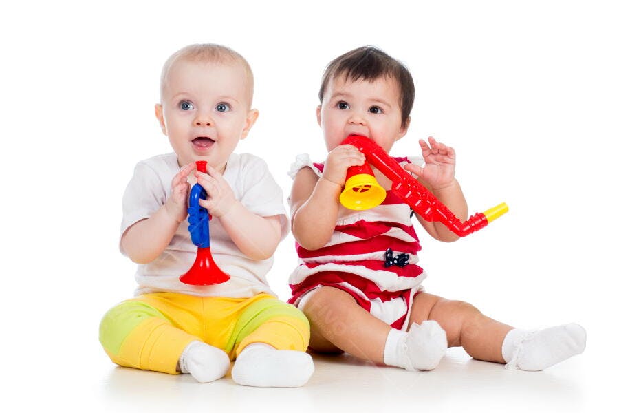 Bebês brincando com instrumentos musicais