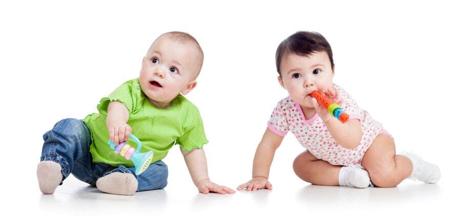 Bebês brincando com brinquedos coloridos