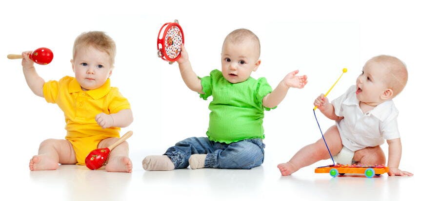 Bebês brincando com instrumentos musicais
