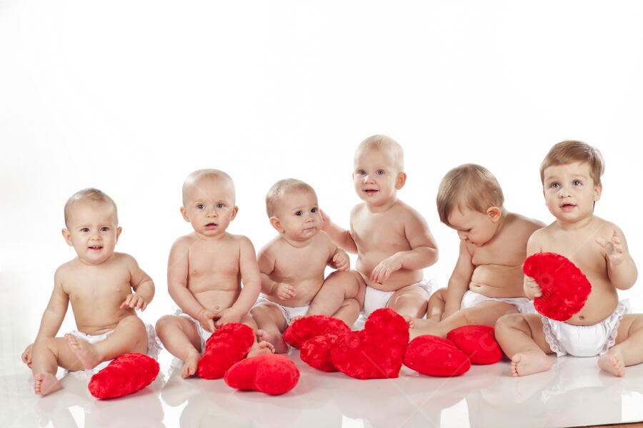 Bebês com corações vermelhos fundo branco