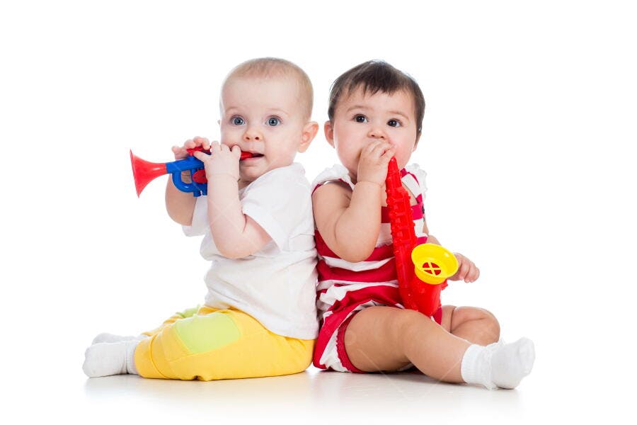 Bebês brincando com instrumentos musicais