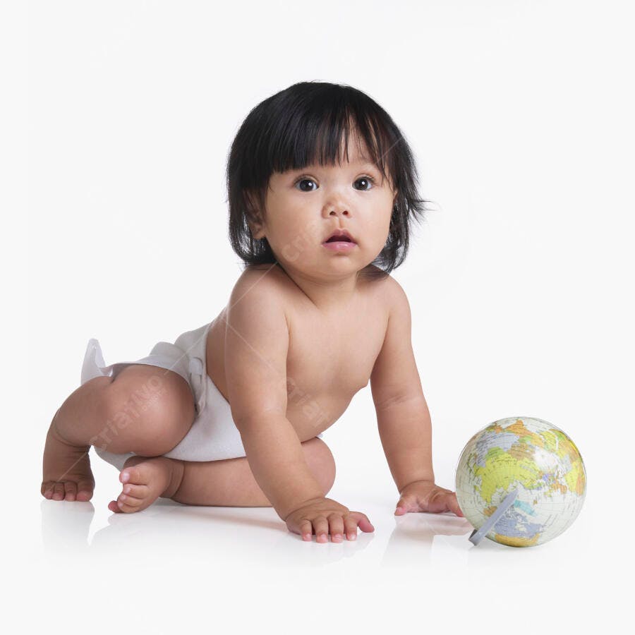 Bebê asiática engatinhando com globo terrestre