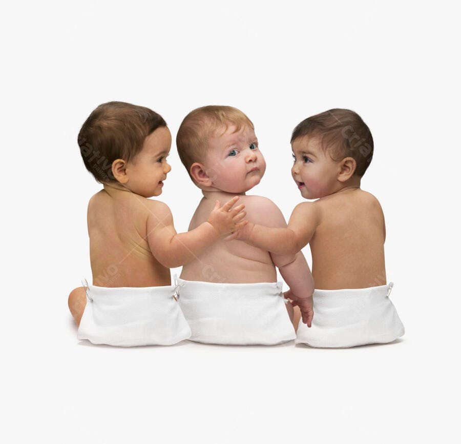 Três bebês abraçados fundo branco