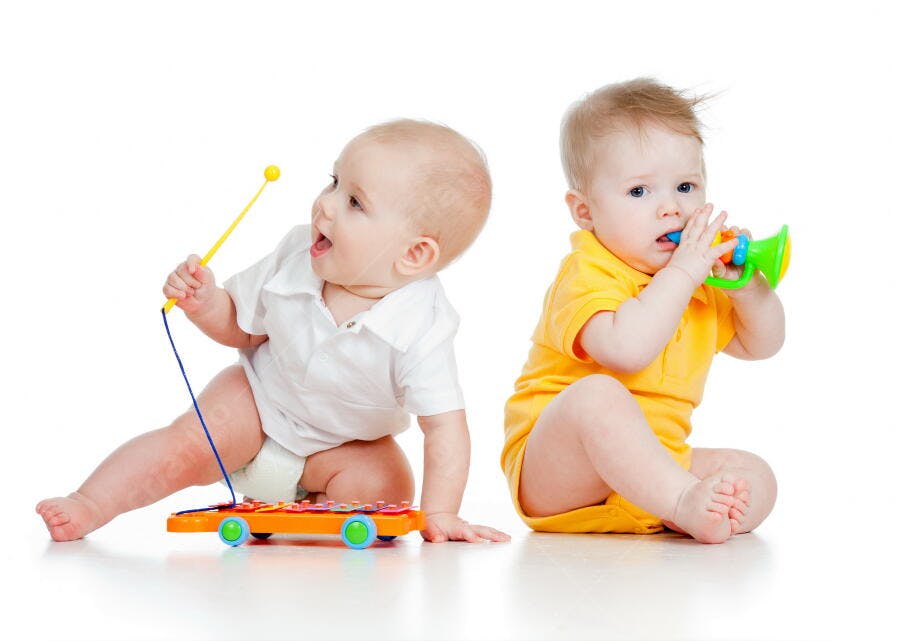 Bebês brincando com instrumentos musicais