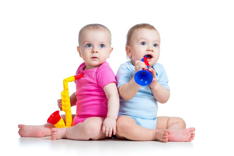Bebês brincando com instrumentos musicais