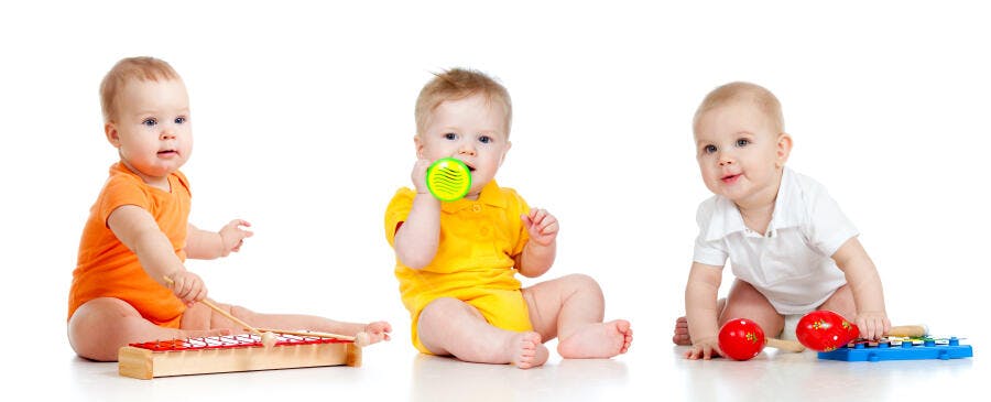 Bebês brincando com instrumentos musicais
