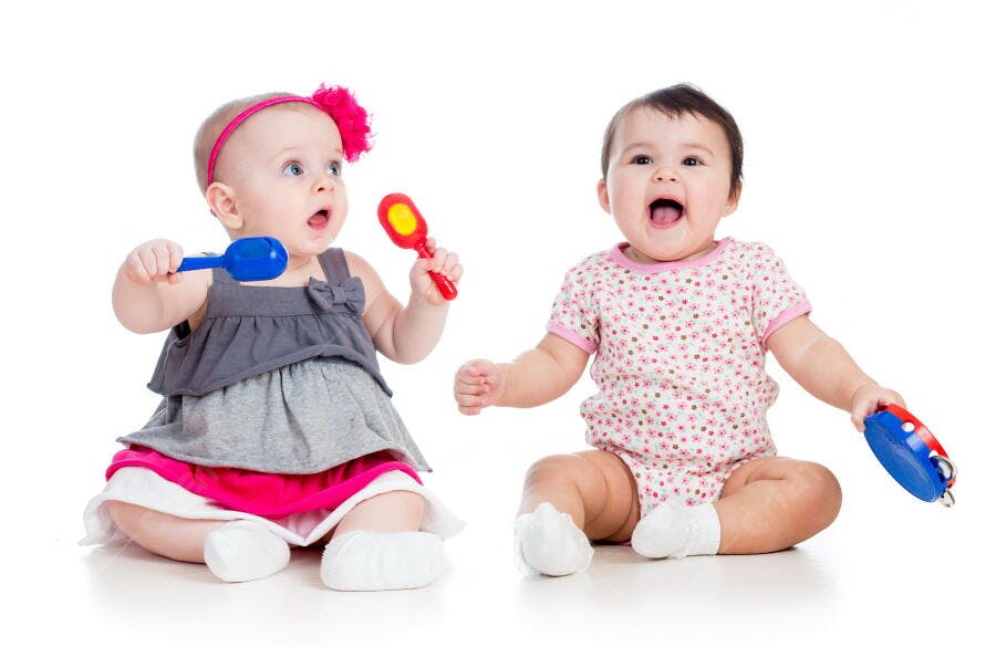 Bebês brincando com instrumentos musicais