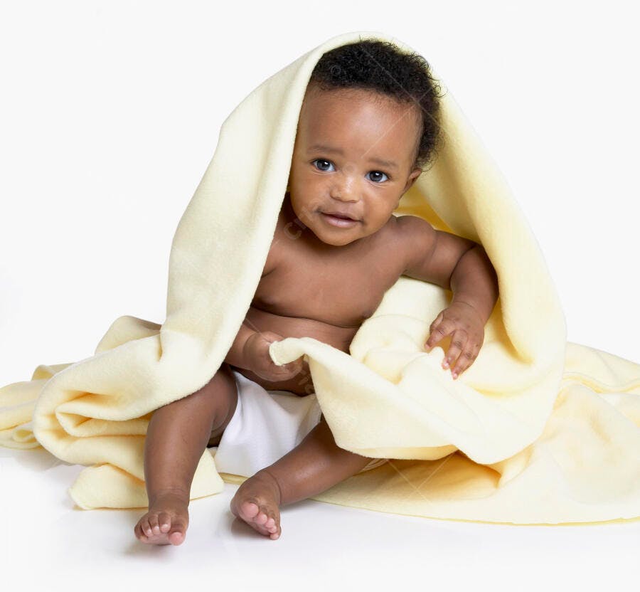 Bebê africano envolto em manta amarela